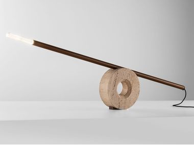 Lampada da terra a LED in travertino e cuoio NOMOS Incalmi