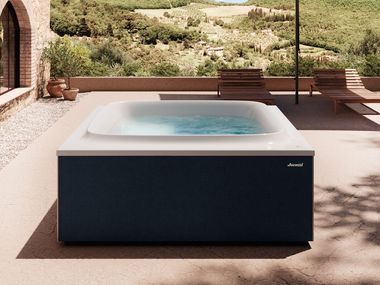 Hydromassage bathtub with chromotherapy SKYLOUNGE® Jacuzzi®