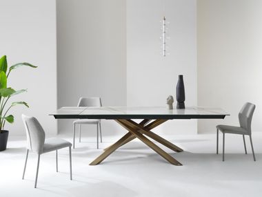 Extending ceramic table with sculptural base MIKADO Julia Italia