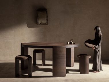 Taburete de roble con asiento acolchado HIKU KĀNA Objects