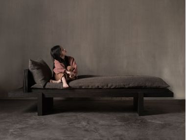Dormeuse in rovere YOISHU KĀNA Objects