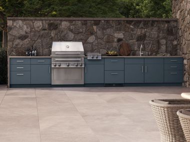 Muebles de cocina para exterior con puertas estilo Signature y Arcadia FORMÉ CABINETRY Kalamazoo