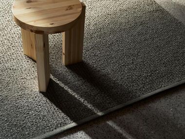 Woven bouclé rug in recycled wool yarn and pure linen FASAD UNO Kasthall