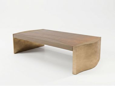 Mesa de centro baixa em latão com tampo em madeira ARMONY Ludovica Mascheroni