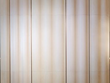 Boiserie en chêne à motif ondulé avec revêtement en Nabuk VELARIUM Ludovica Mascheroni