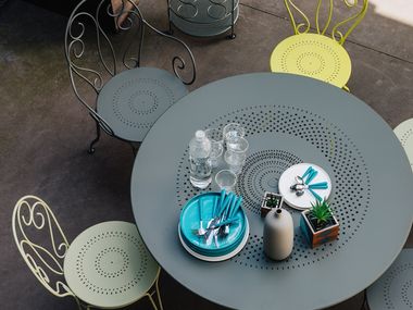 MONTMARTRE Round steel garden table By Fermob