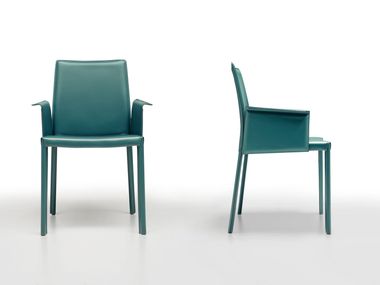 Sedia in cuoio con braccioli NUVOLA Midj