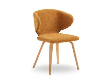 Sedia imbottita con braccioli e base in legno WRAP.1 P L TS Midj