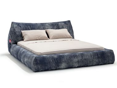 Gepolstertes Doppelbett aus Stoff BAGGY BED Moroso