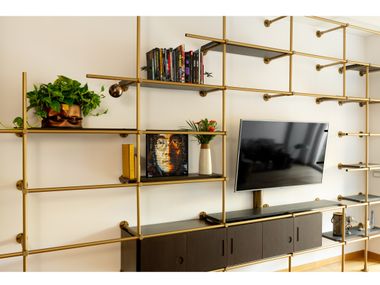 Libreria a giorno a parete modulare in ottone MÉTRO TrackDesign