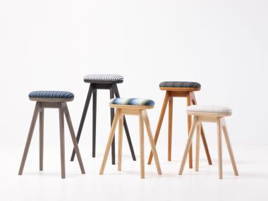 Hocker aus Holz mit gepolsterter Sitzfläche COUPÈ