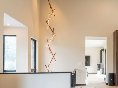 Luminária pendente LED de madeira maciça DNA VERTICAL Next Level Design Studio