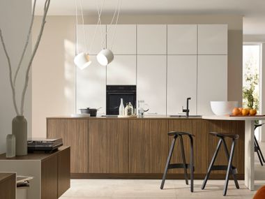 Küche mit Kücheninsel MANHATTAN Walnuss Havanna / SOFT LACK Kaschmir softmatt Nolte Küchen