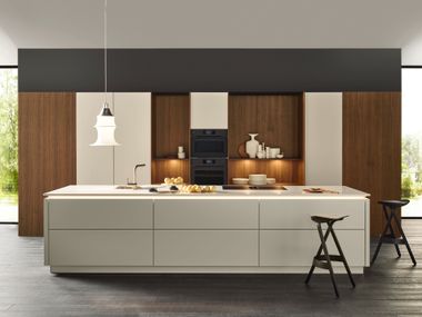 Küche aus Holz mit Kücheninsel neoFLAT Nussbaum Rosado / SOFT LACK Kaschmir soft matt Nolte Küchen