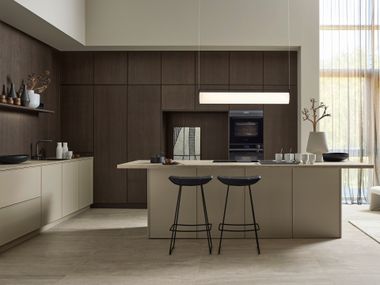 Küche aus Holz mit Kücheninsel neoSLIM Eiche Tobacco / EVORA LACK Greige softmatt Nolte Küchen