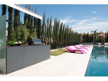 POOL KITCHEN HERTZELIA Cozinha de exterior By Outopia