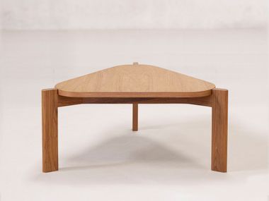 Mesa de centro de café triangular de teca COFFEE TABLE - THREE LEGGED Phantom Hands