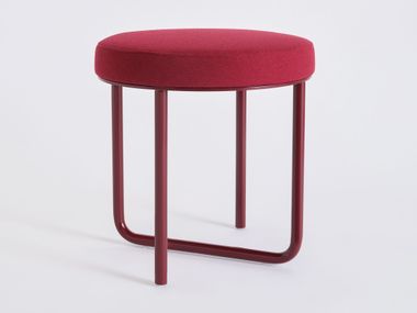 Tabouret bas rembourré en tissu TURNABOUT Phase Design