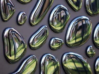 Oggetto decorativo da parete in vetro a specchio 77 DROPS PlusObject