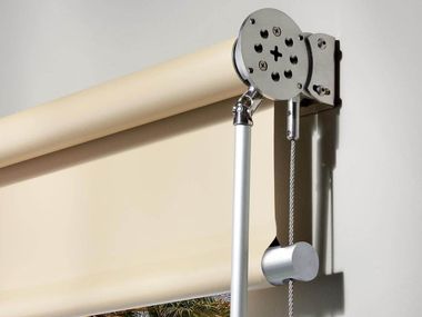 Crank-operated roller blind with guide cables LARGE Pronema
