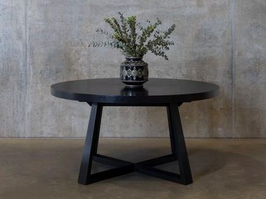 Extending oak dining table OVA RYTSOLA