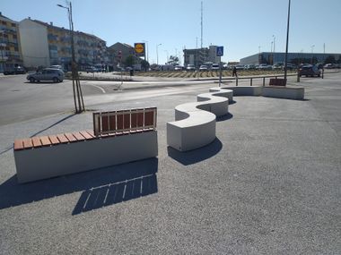 BOX TO BOX Backless Curved concrete bench By SIT