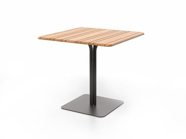 Outdoor table in aluminum and teak EKI SKLD Studio