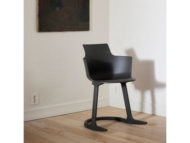 SOCIAL® TILT Rocking polypropylene chair with armrests By Varier Furniture