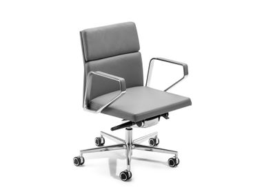 Leather executive chair with 5-spoke base .PILOT P320 Spiegels
