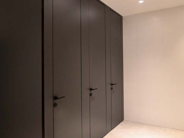 Toilet partition FLOOR-TO-CEILING MANUAL OPTION Stern