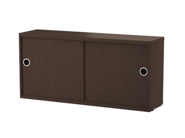 Elemento de pared de madeira com portas de correr STRING® SYSTEM CABINET String Furniture