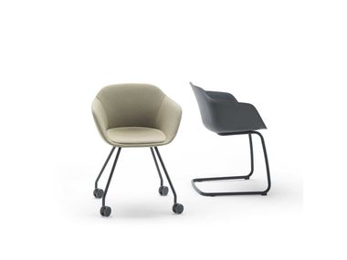 TAIA Fabric training chair with armrests By INCLASS | design Simon Pengelly