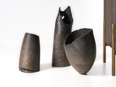 Fossil oak vase ANGEÎON Teúkhō