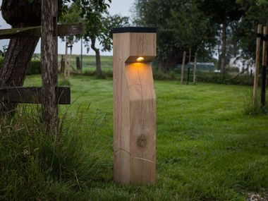 Bolardo luminoso LED a energía solar de roble EYE SOLAR timberlab