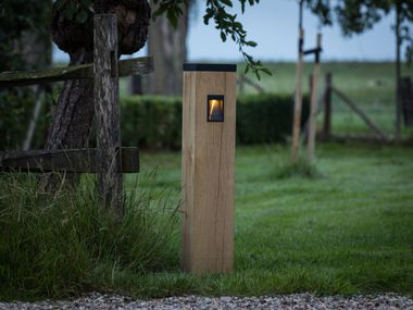 TORRE SOLAR LED Solar- Sockelleuchte aus massivem Holz By timberlab