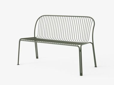 Panca da giardino in acciaio verniciato a polvere con schienale THORVALD SC111 &Tradition