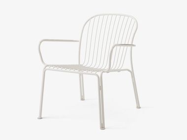 Poltroncina da giardino in acciaio verniciato a polvere con braccioli THORVALD SC101 &Tradition