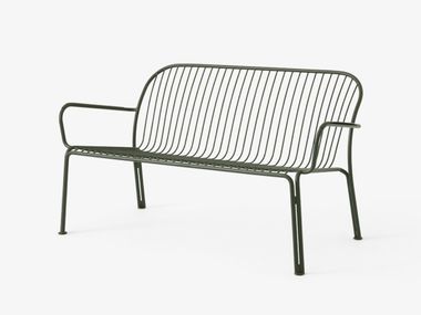 Panca da giardino in acciaio verniciato a polvere con braccioli con schienale THORVALD SC110 &Tradition