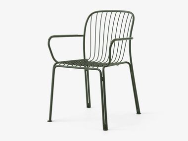 Sedia da giardino impilabile in acciaio verniciato a polvere con braccioli THORVALD SC95 &Tradition