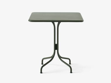 Tavolino da giardino quadrato in acciaio verniciato a polvere THORVALD SC97 &Tradition