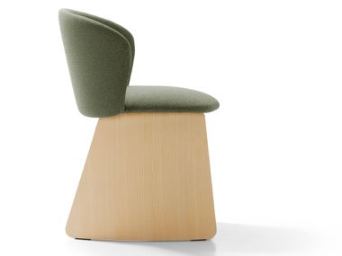 Sedia imbottita con base in legno NOT LESS True Design