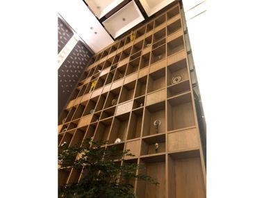 Libreria a parete in legno WALL-TO-WALL STORAGE CABINET WANSHE