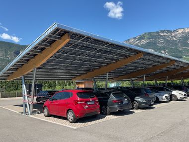 Marquesina en acero y madera para parking con paneles fotovoltaicos CARPORT Wolf System