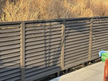 Valla modular de aluminio y PVC ULTRA SERIES LOUVER FENCE YARDCOM