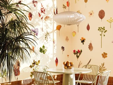 Carta da parati stampata in digitale con motivi floreali ERBARIO Zambaiti Contract