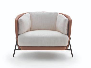 Poltrona in tessuto e pelle con braccioli CRADLE arflex