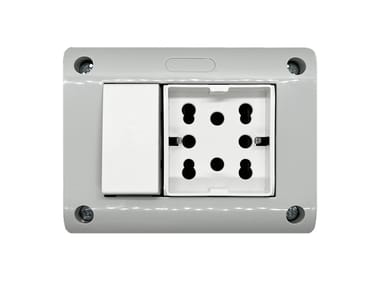 4 BOX, EXTERNA 4B.IP40.H21.CU Presa elettrica a 3 moduli