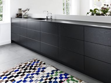 Linear solid wood kitchen without handles FORM 2 - BLACK OAK Multiform