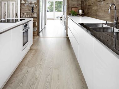 Linear solid wood kitchen without handles FORM 6 Multiform