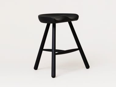 Form & Refine, SHOEMAKER CHAIR™ N. 49 Sgabello basso in faggio con poggiapiedi